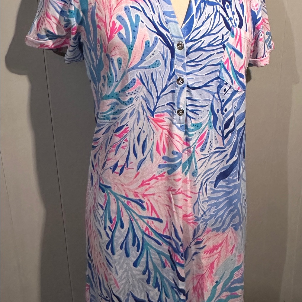 Lilly Pulitzer Solsafe UV Sadie Polo Dress in Medium. Kaleidescope Coral Print.